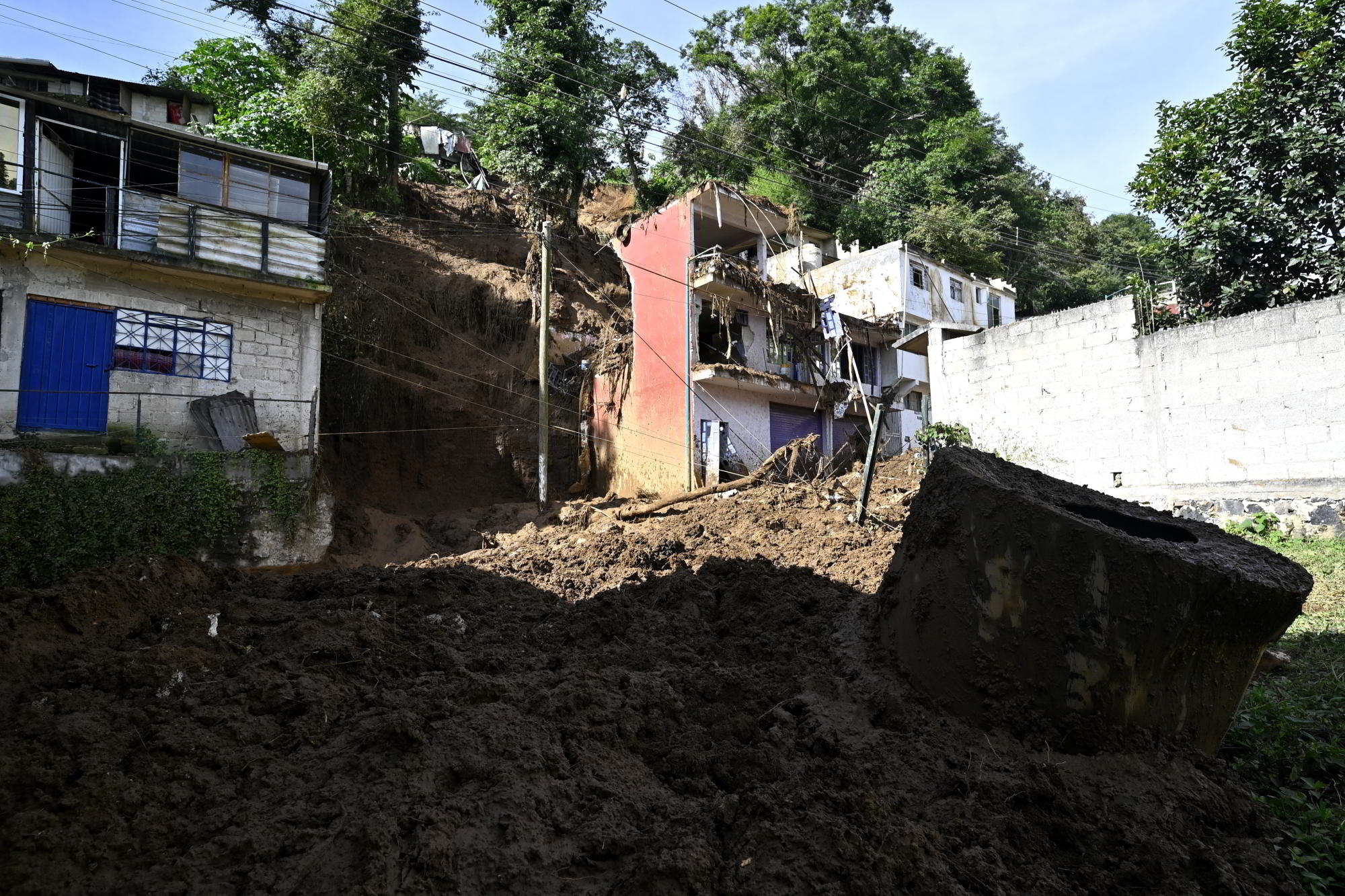 3 personas fallecidas por derrumbe ocurrido anoche en colonia de Xalapa