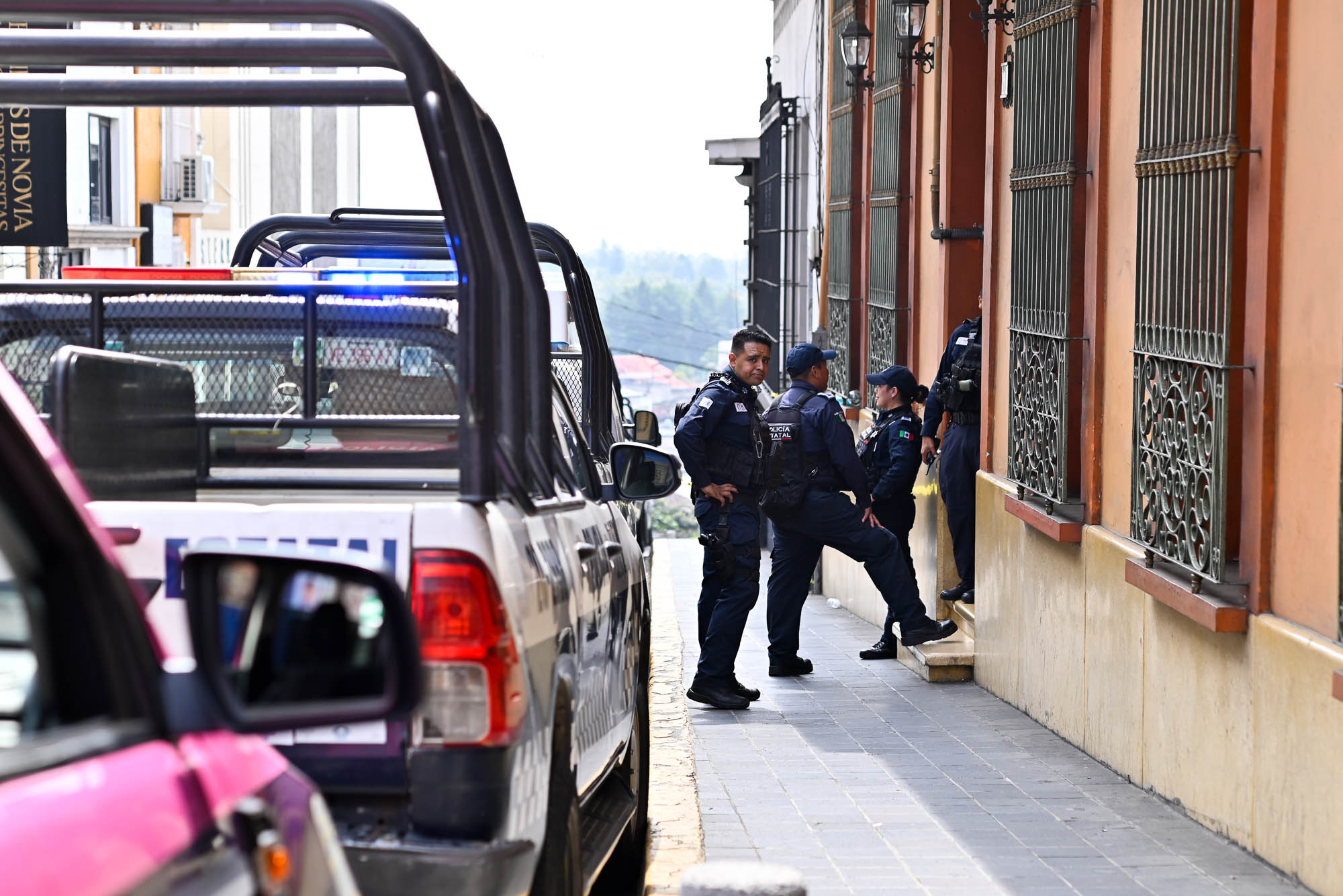 Mujer con cuchillo en mano amenaza a elementos de SSP