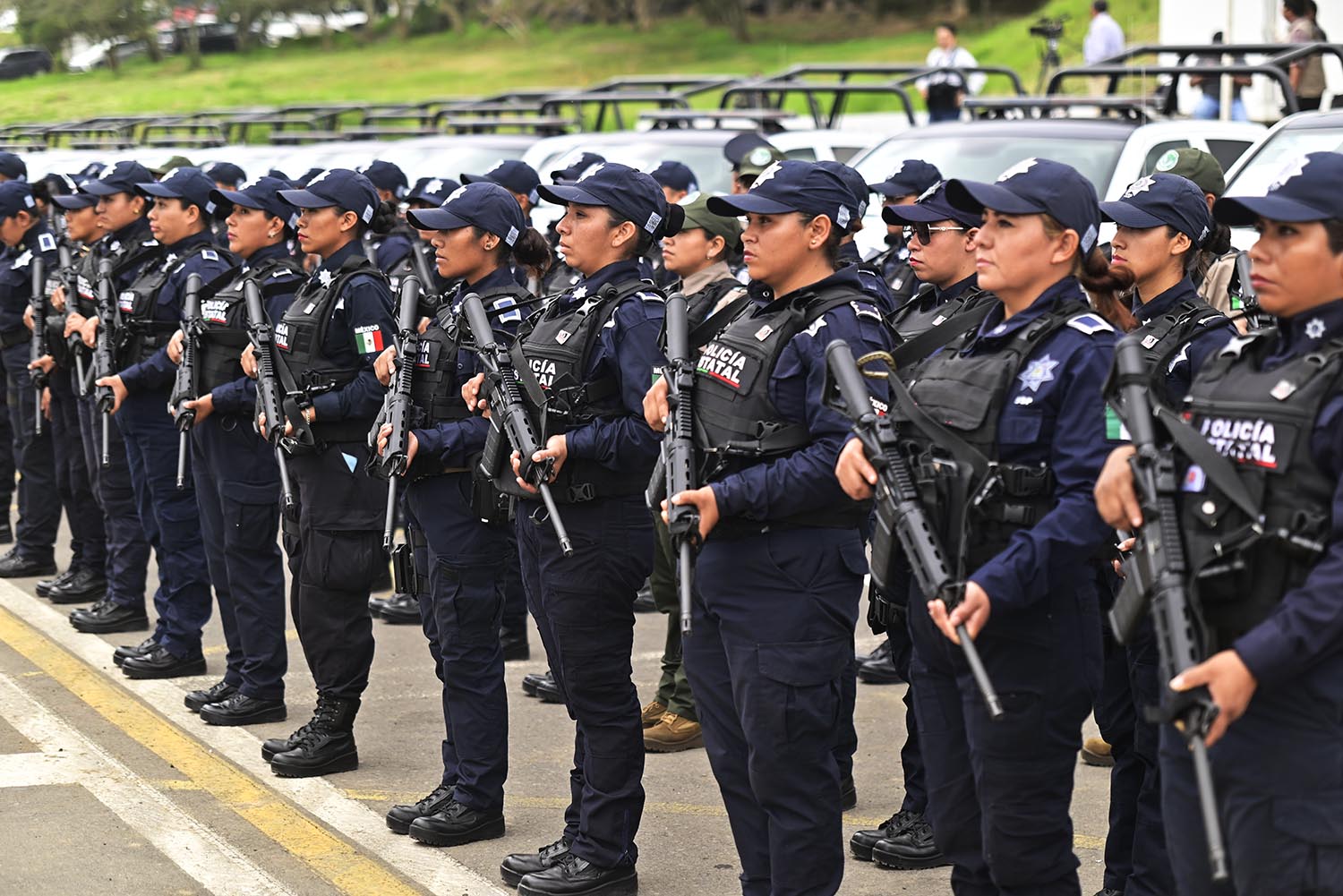 Entrega Gobernador 80 patrullas, 40 motocicletas y 172 chalecos tácticos a municipios