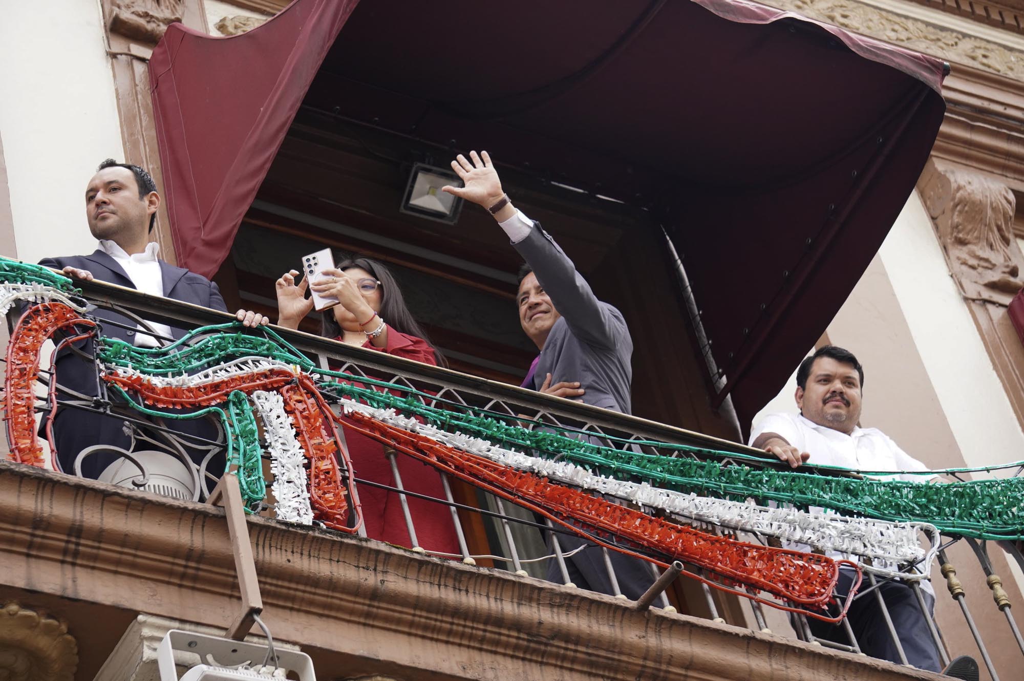 Jóvenes marchan en calles de ciudad a favor de la Cuarta Transformación