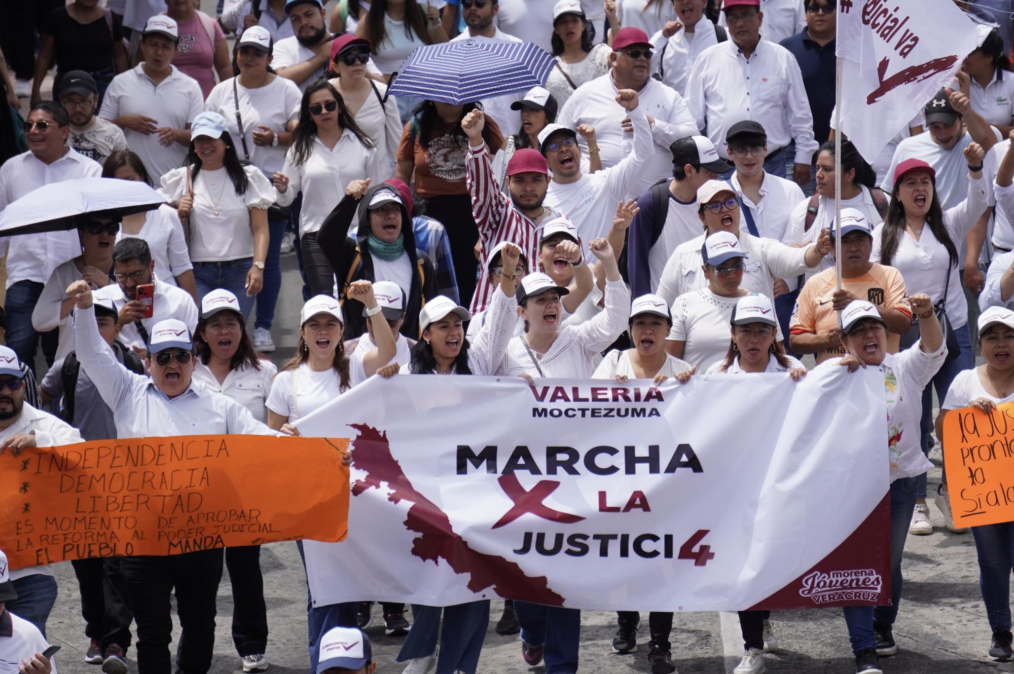 Jóvenes marchan en calles de ciudad a favor de la Cuarta Transformación