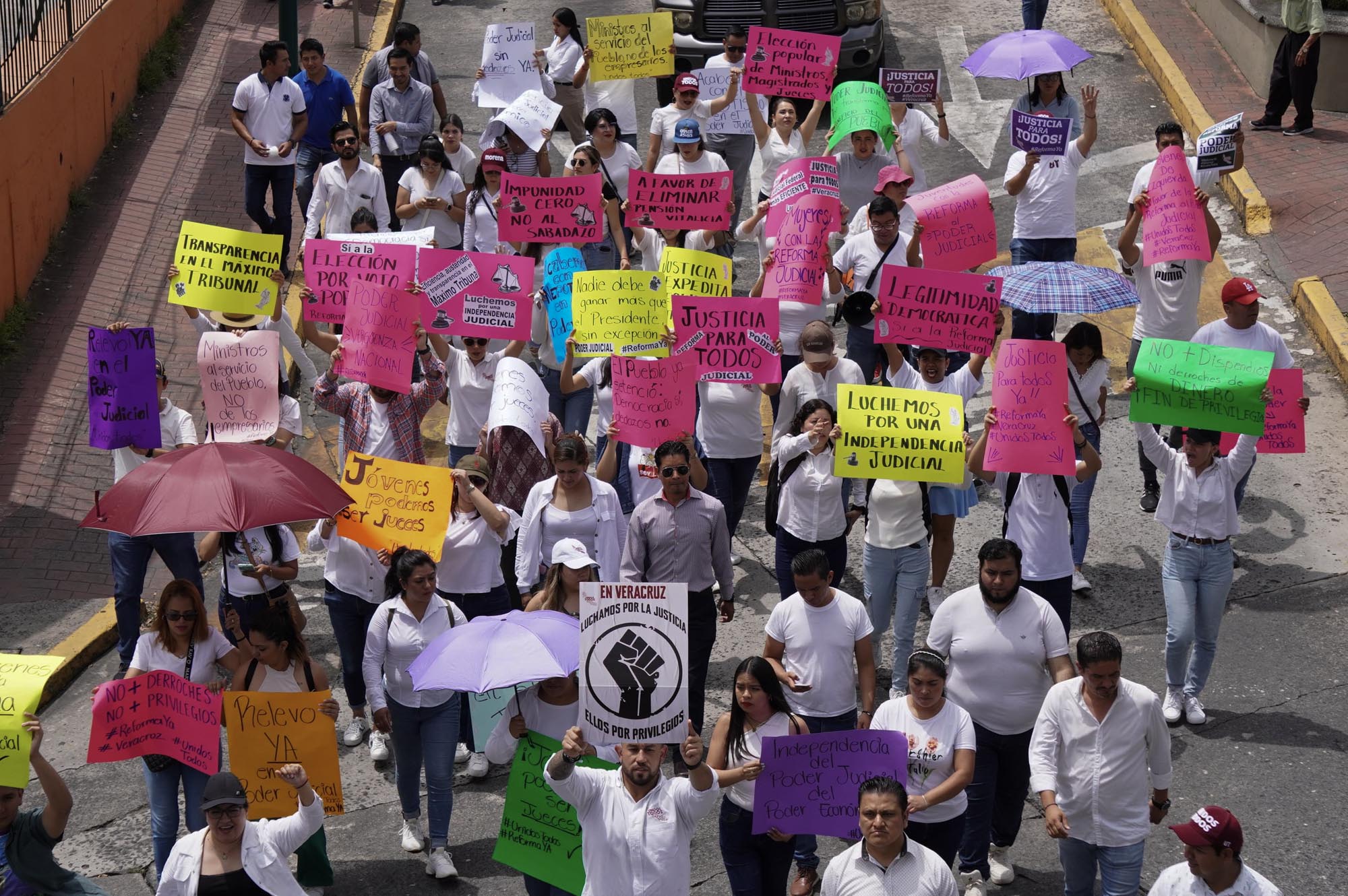 Jóvenes marchan en calles de ciudad a favor de la Cuarta Transformación