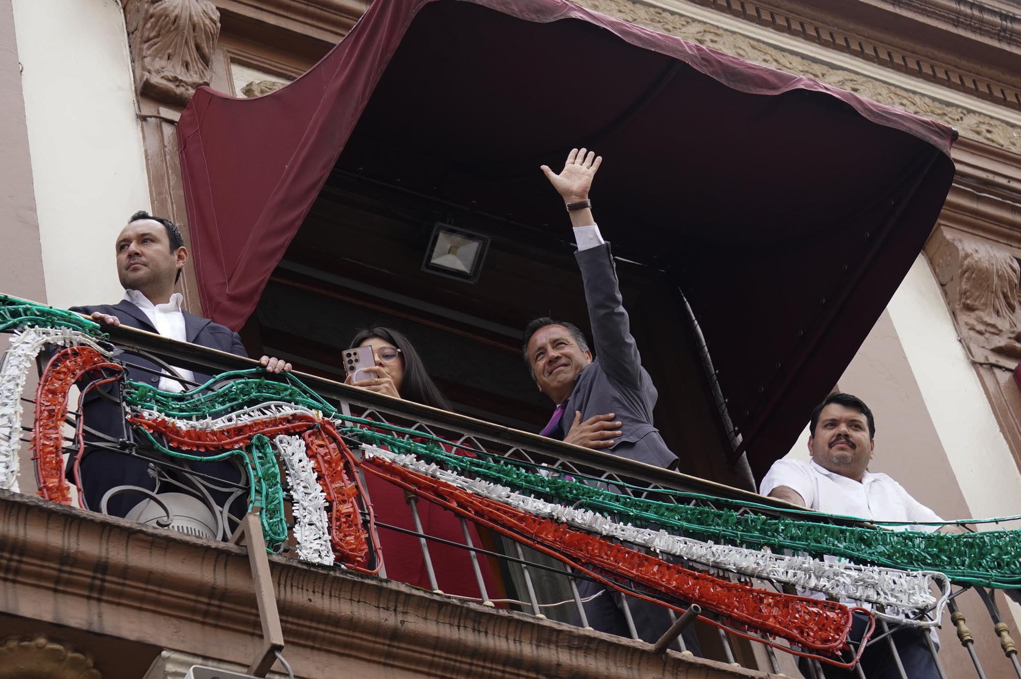 Jóvenes marchan en calles de ciudad a favor de la Cuarta Transformación