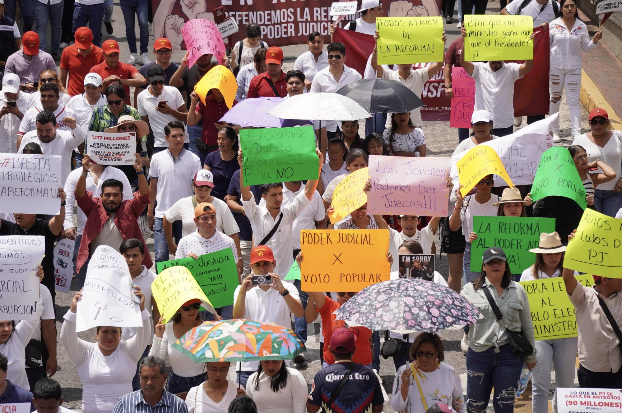 Jóvenes marchan en calles de ciudad a favor de la Cuarta Transformación