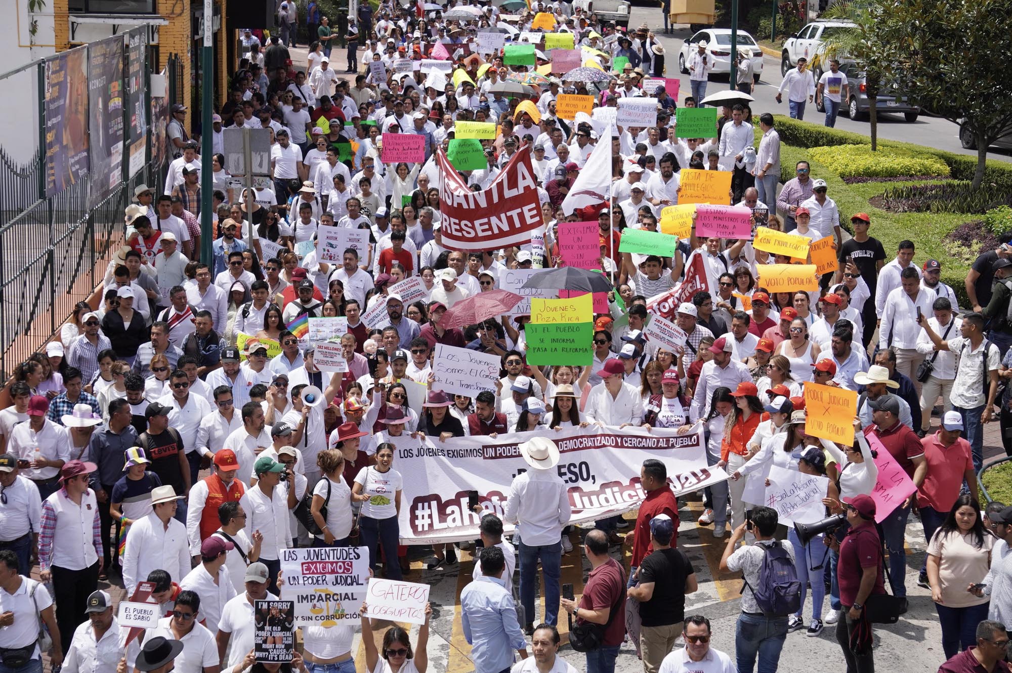 Jóvenes marchan en calles de ciudad a favor de la Cuarta Transformación