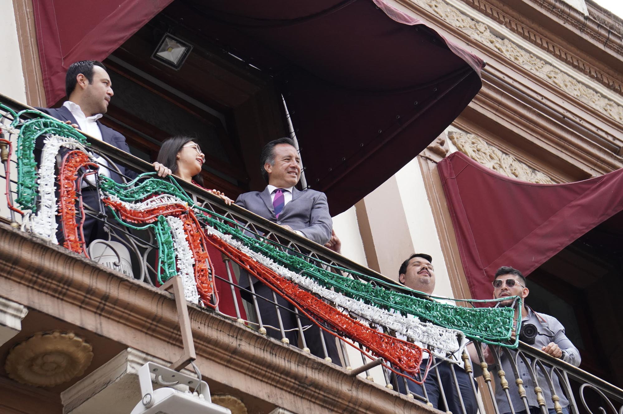 Jóvenes marchan en calles de ciudad a favor de la Cuarta Transformación