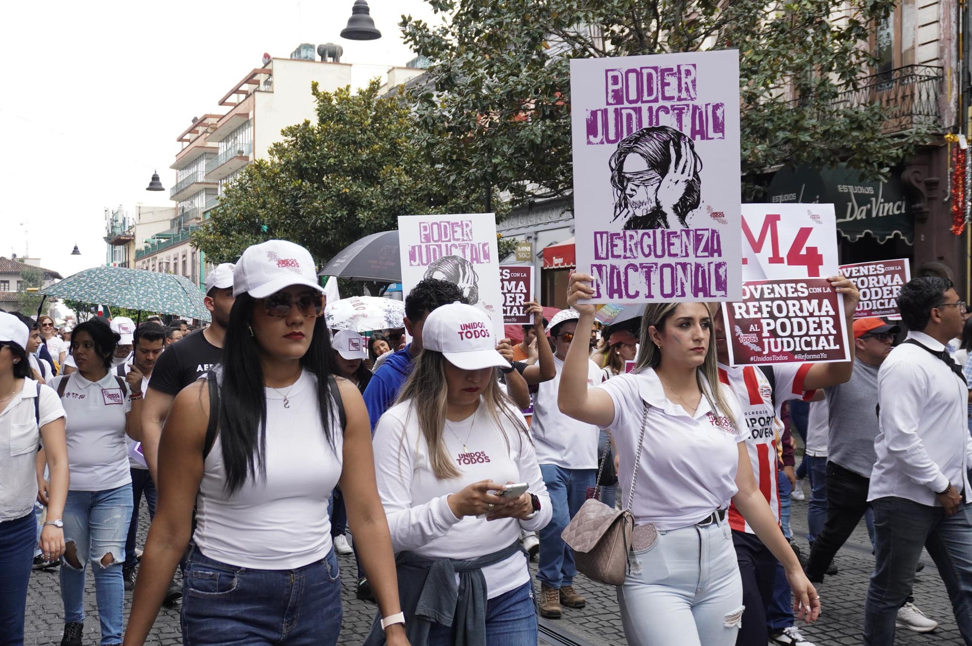 Jóvenes marchan en calles de ciudad a favor de la Cuarta Transformación