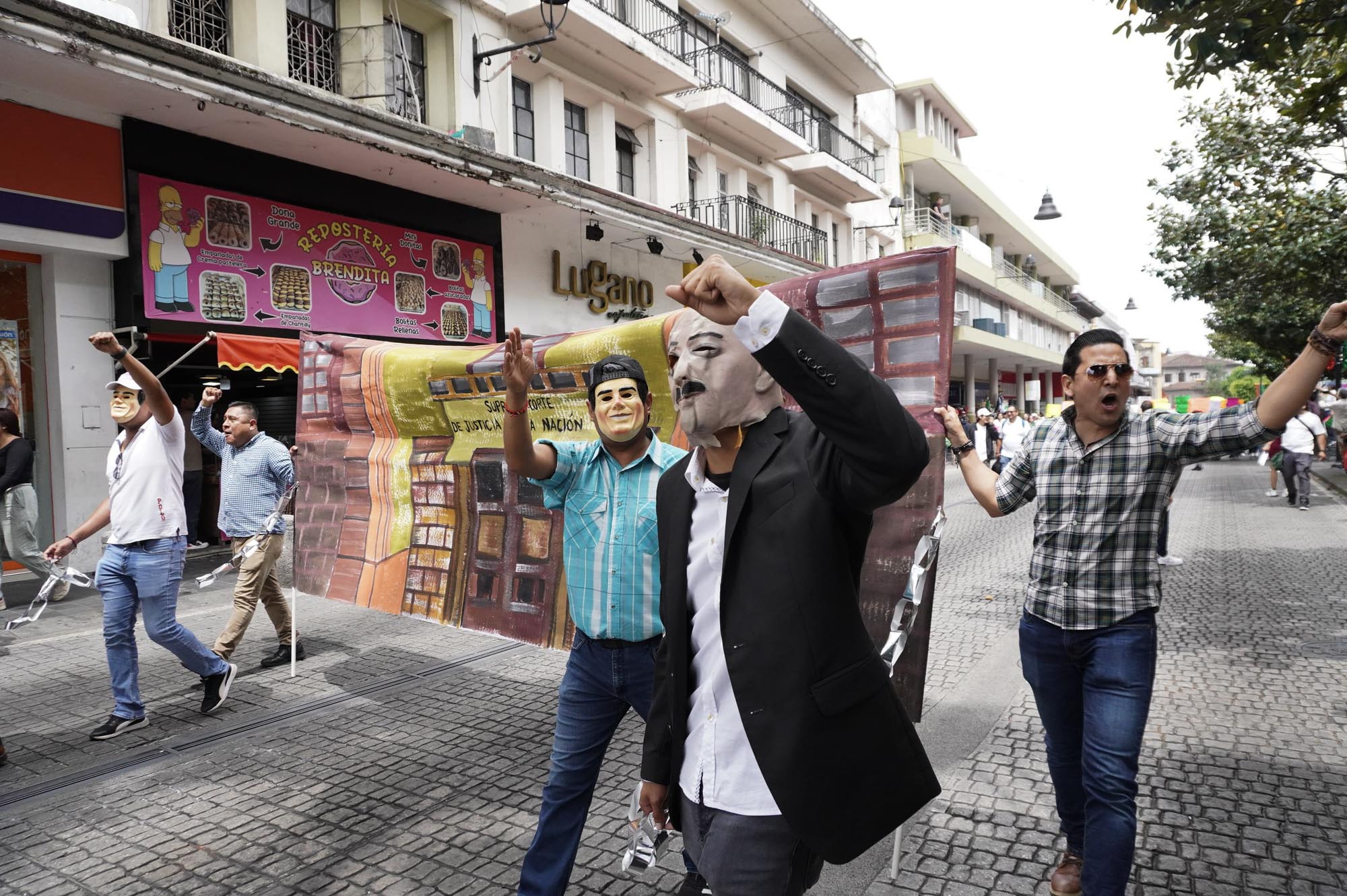 Jóvenes marchan en calles de ciudad a favor de la Cuarta Transformación