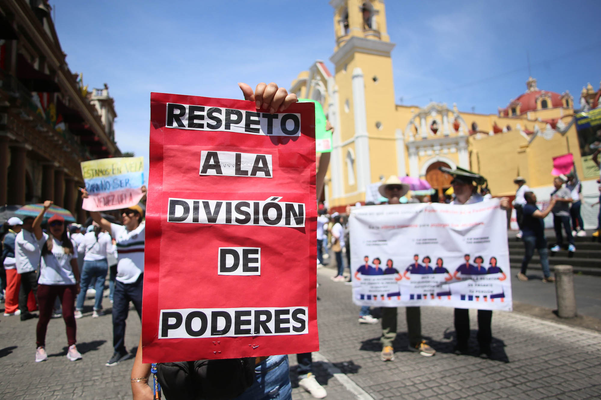 Trabajadores del PJF de Xalapa mantienen resistencia contra reforma judicial, marcha por calles de esta capital