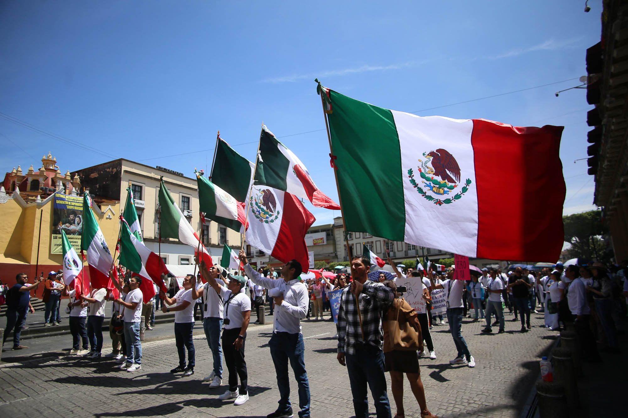 Trabajadores del PJF de Xalapa mantienen resistencia contra reforma judicial, marcha por calles de esta capital