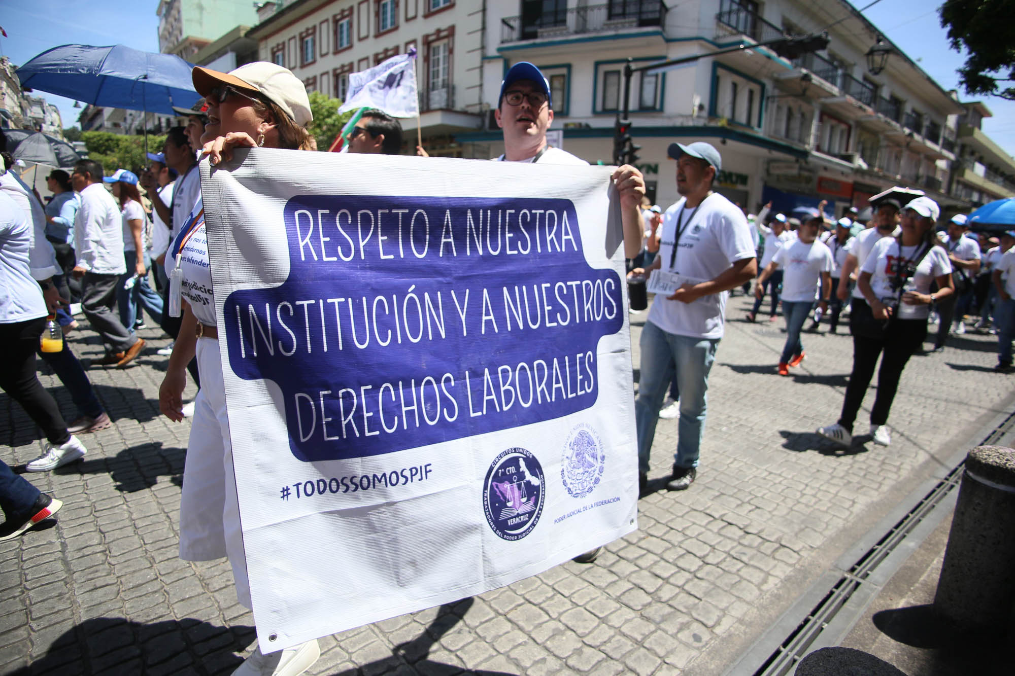 Trabajadores del PJF de Xalapa mantienen resistencia contra reforma judicial, marcha por calles de esta capital