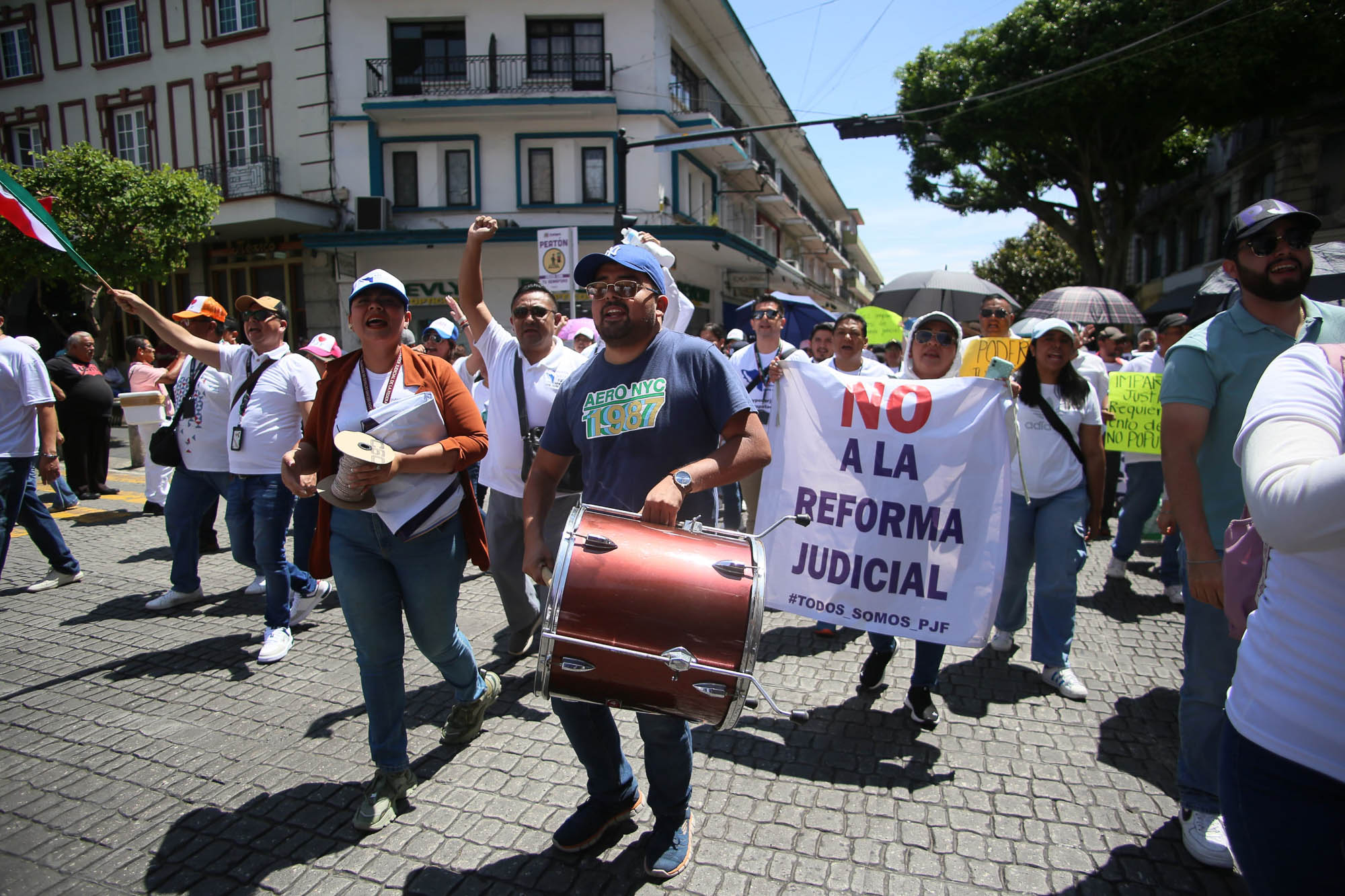 Trabajadores del PJF de Xalapa mantienen resistencia contra reforma judicial, marcha por calles de esta capital