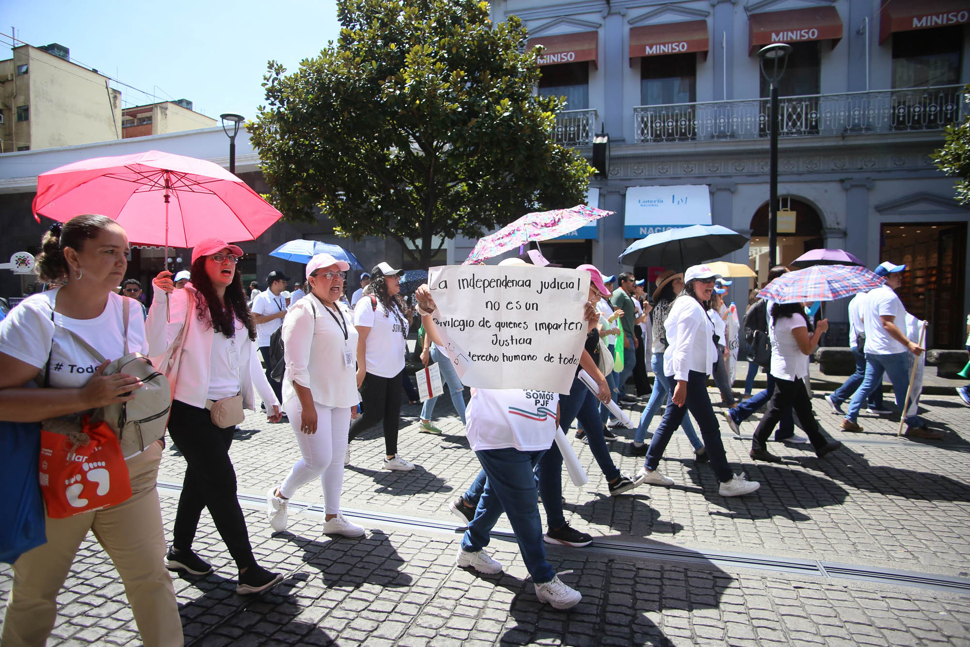 Trabajadores del PJF de Xalapa mantienen resistencia contra reforma judicial, marcha por calles de esta capital