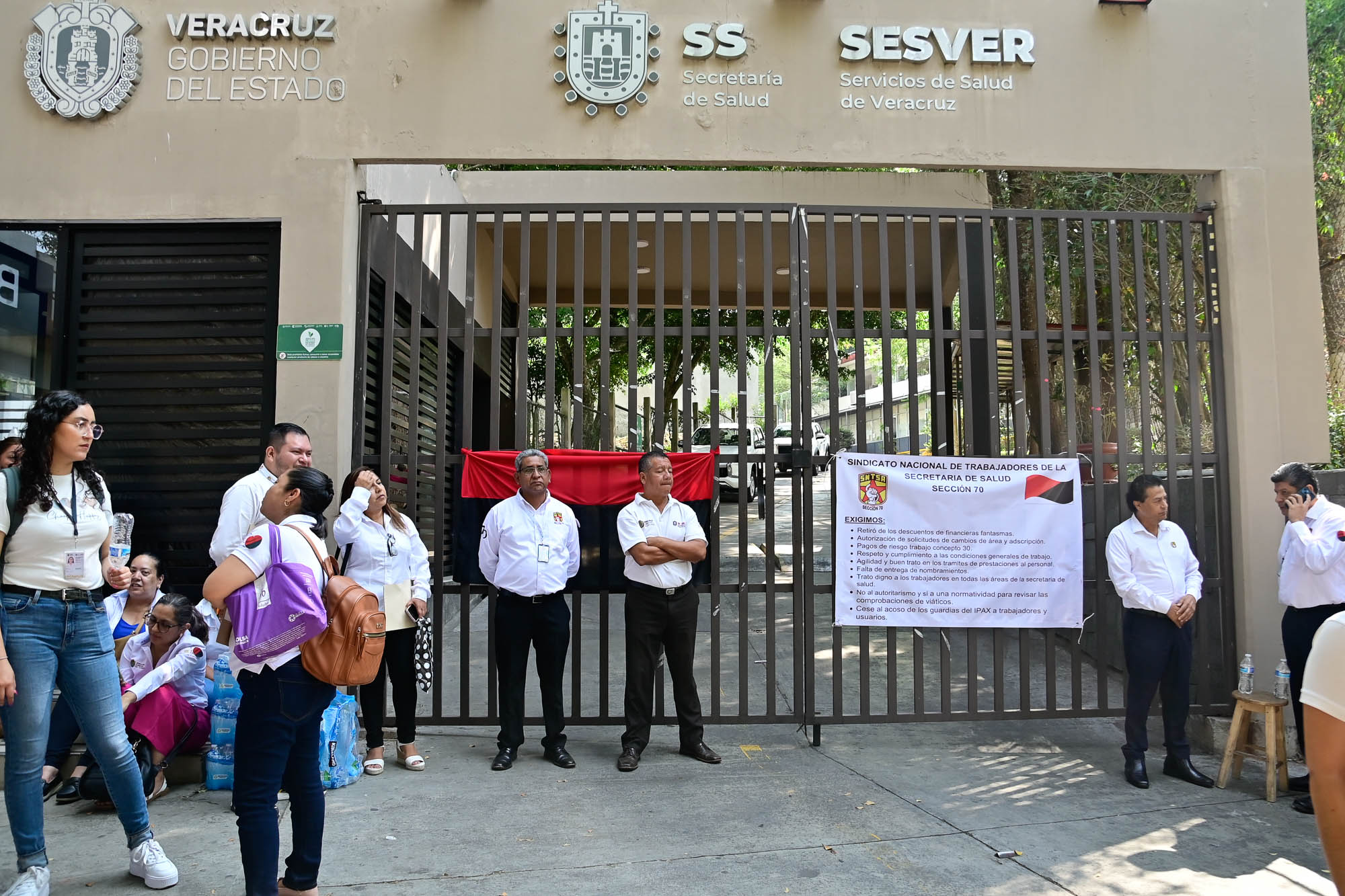 Agremiados de la Sección 70 del SNTSA toman oficinas centrales de la SS y hospitales y centros de Salud de SESVER