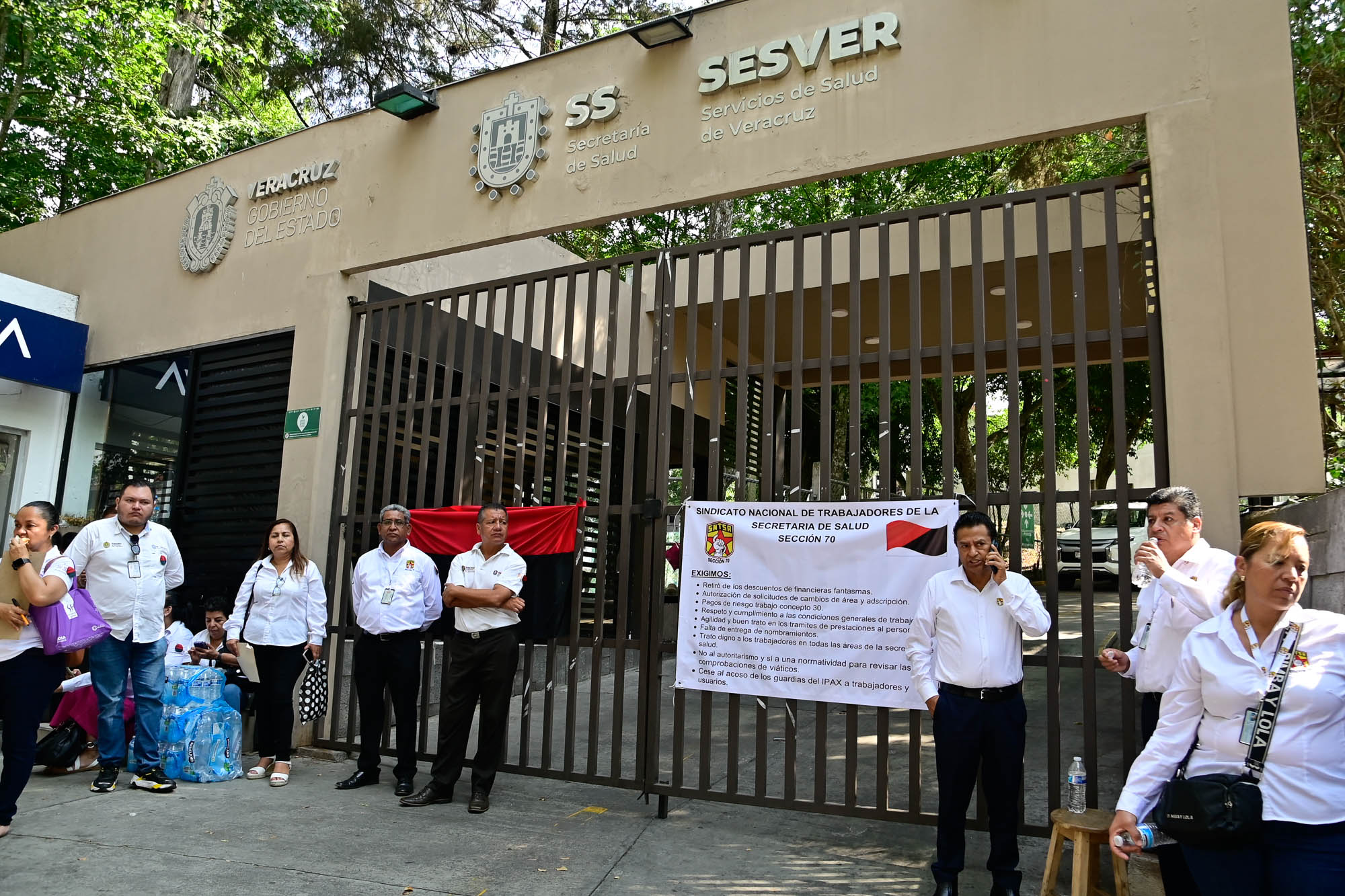 Agremiados de la Sección 70 del SNTSA toman oficinas centrales de la SS y hospitales y centros de Salud de SESVER