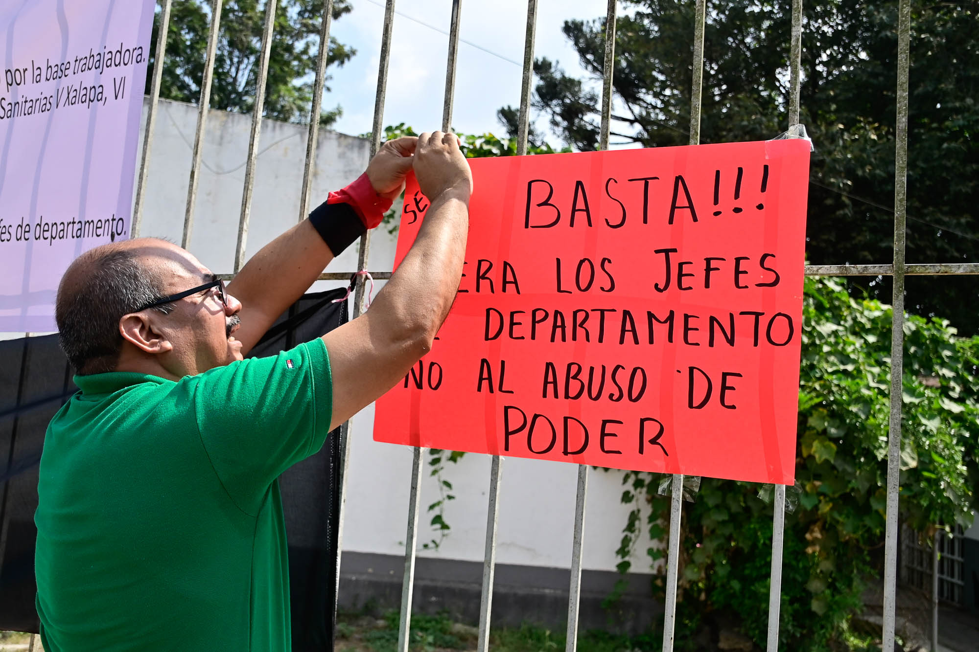 Agremiados de la Sección 70 del SNTSA toman oficinas centrales de la SS y hospitales y centros de Salud de SESVER