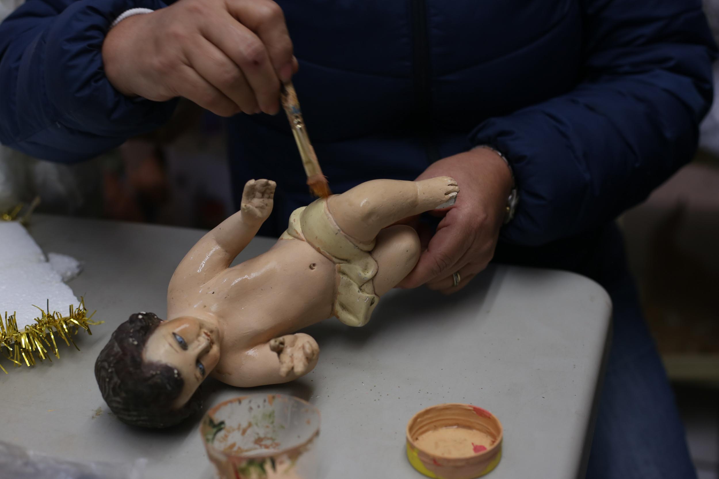 Restauración de figuras de  Niño Dios , oficio que se mantiene por generaciones