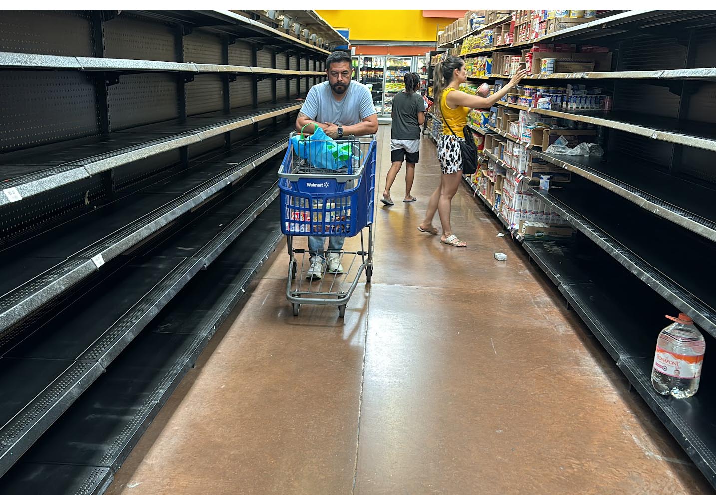Compras de pánico vacían estantes en super mercados