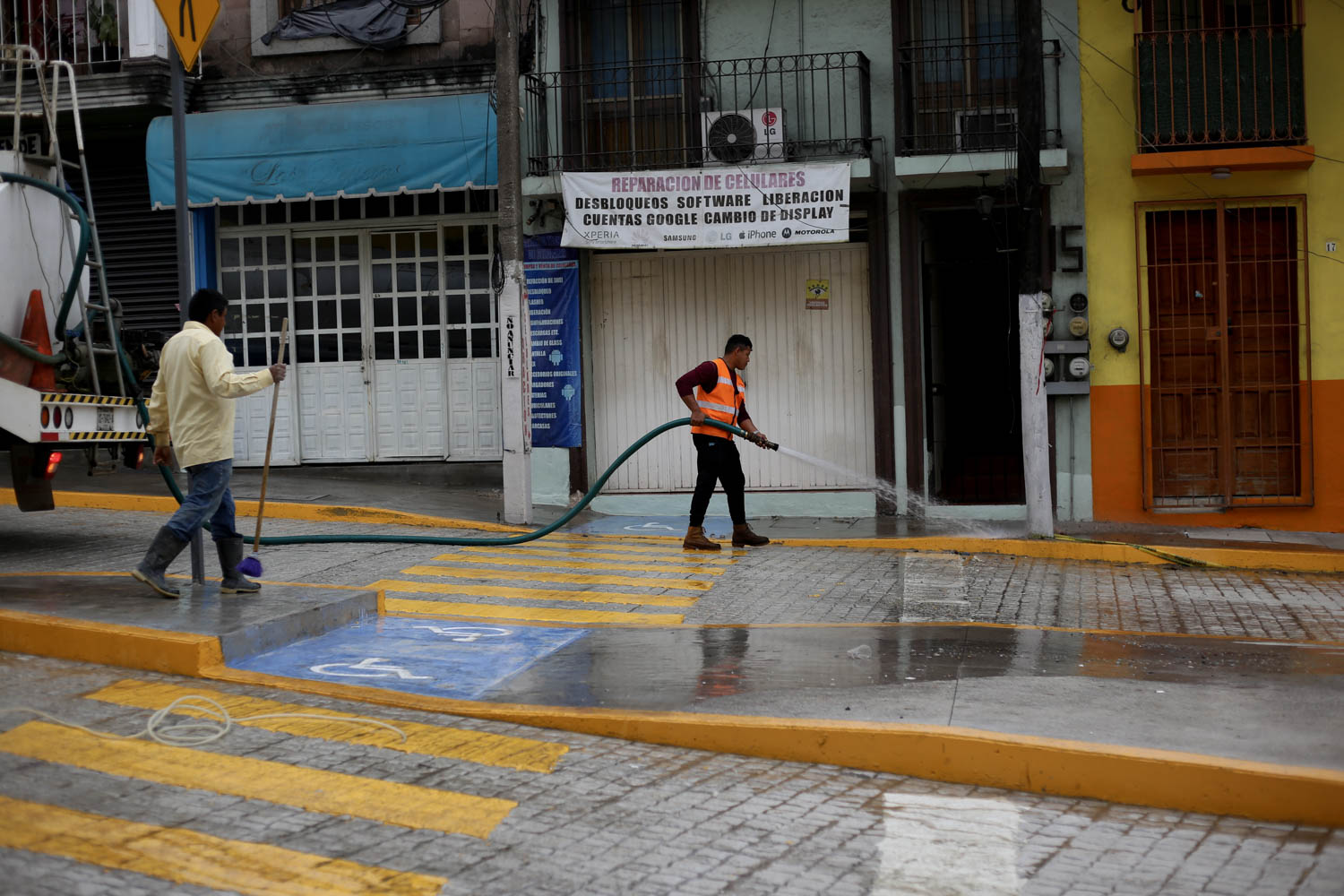 Vecinos exigen al ayuntamiento de Xalapa concluyan rehabilitación y reparen los daños que han dejado los trabajos de Santos Degollado