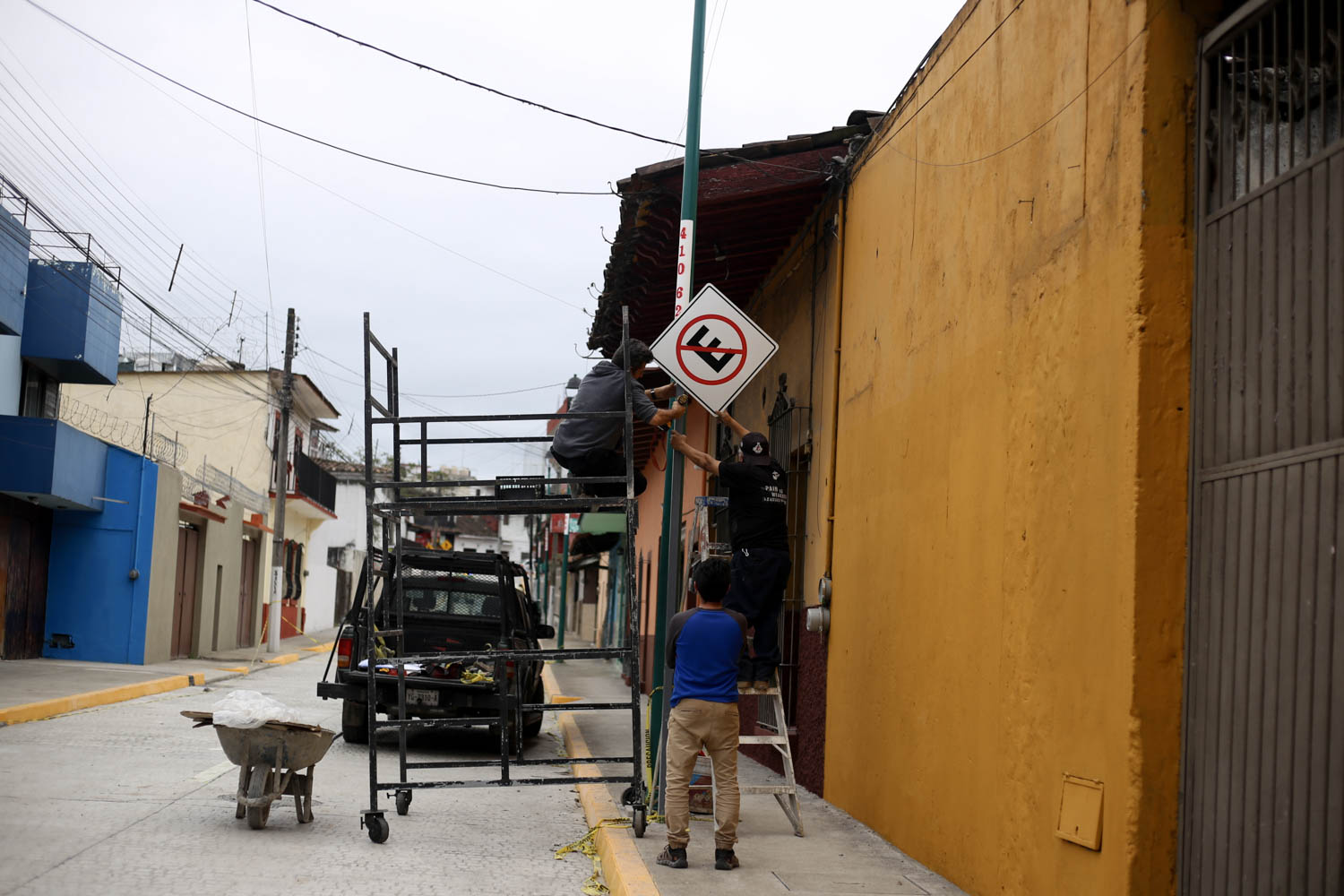 Vecinos exigen al ayuntamiento de Xalapa concluyan rehabilitación y reparen los daños que han dejado los trabajos de Santos Degollado