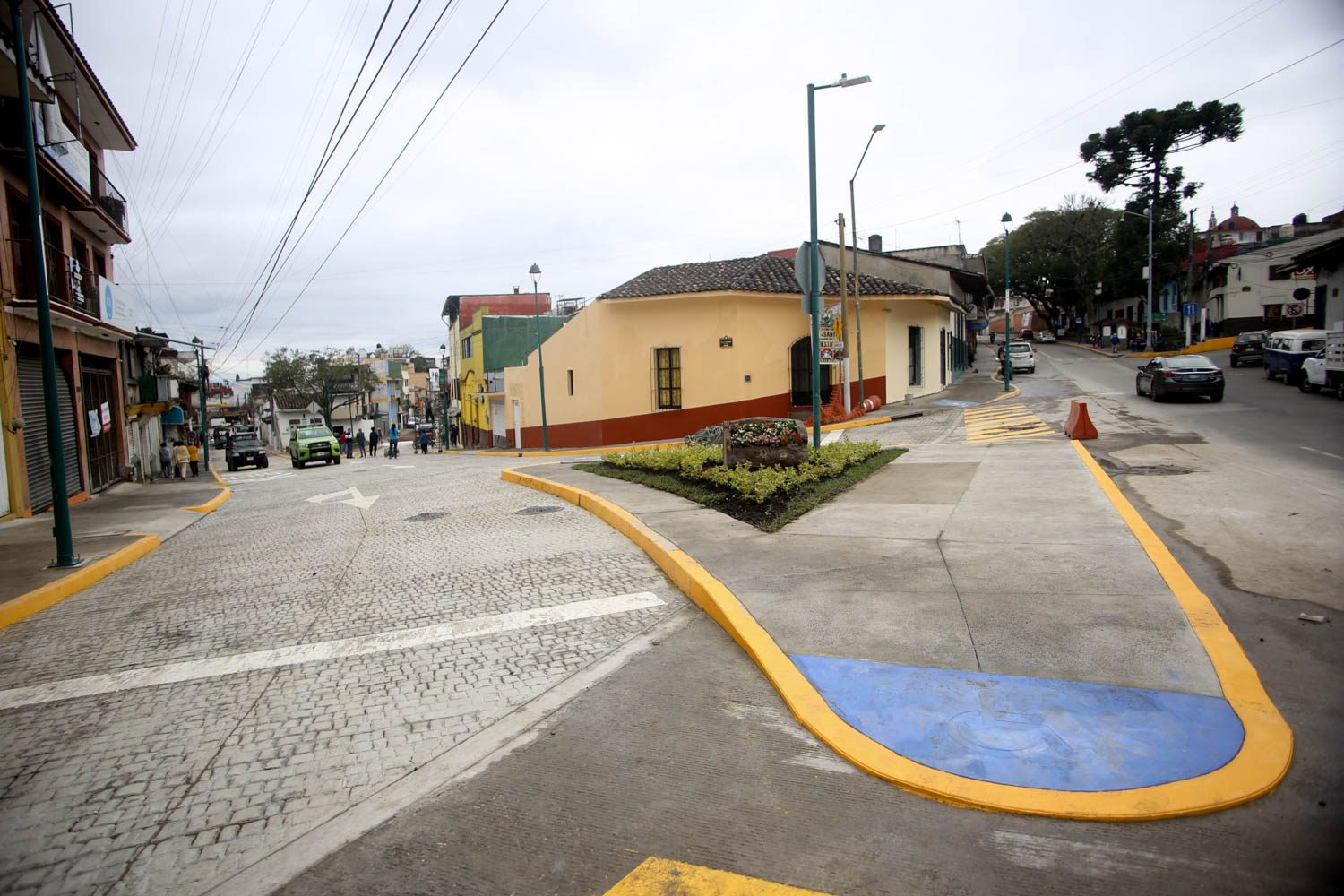 Vecinos exigen al ayuntamiento de Xalapa concluyan rehabilitación y reparen los daños que han dejado los trabajos de Santos Degollado