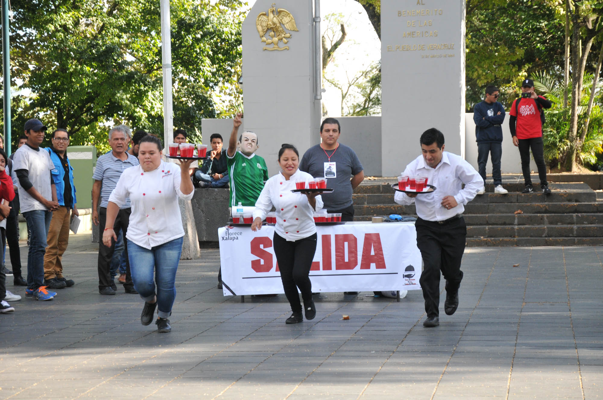 Efectúan la tradicional Carrera de Meseros en Parque Juárez de Xalapa