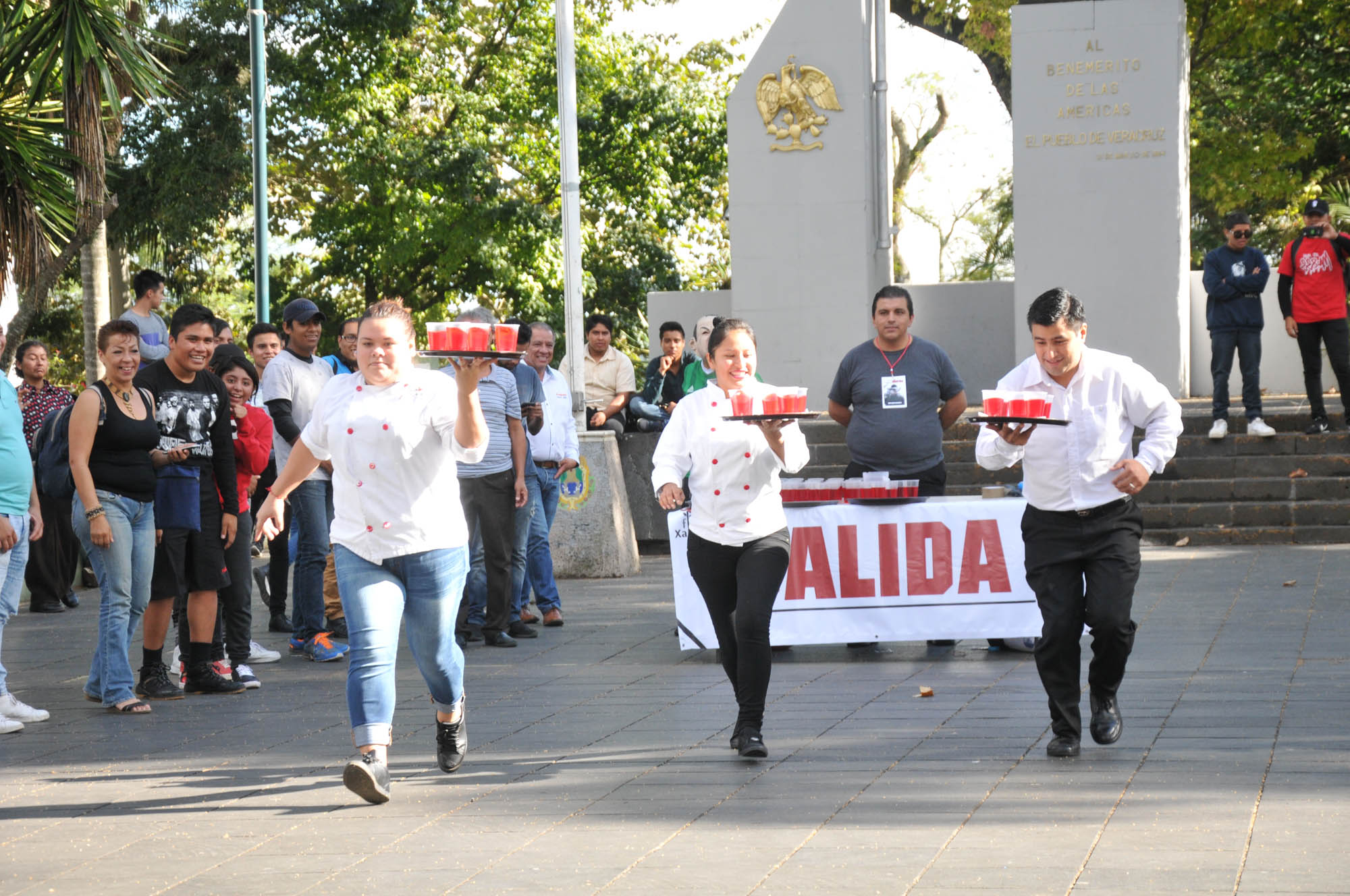 Efectúan la tradicional Carrera de Meseros en Parque Juárez de Xalapa