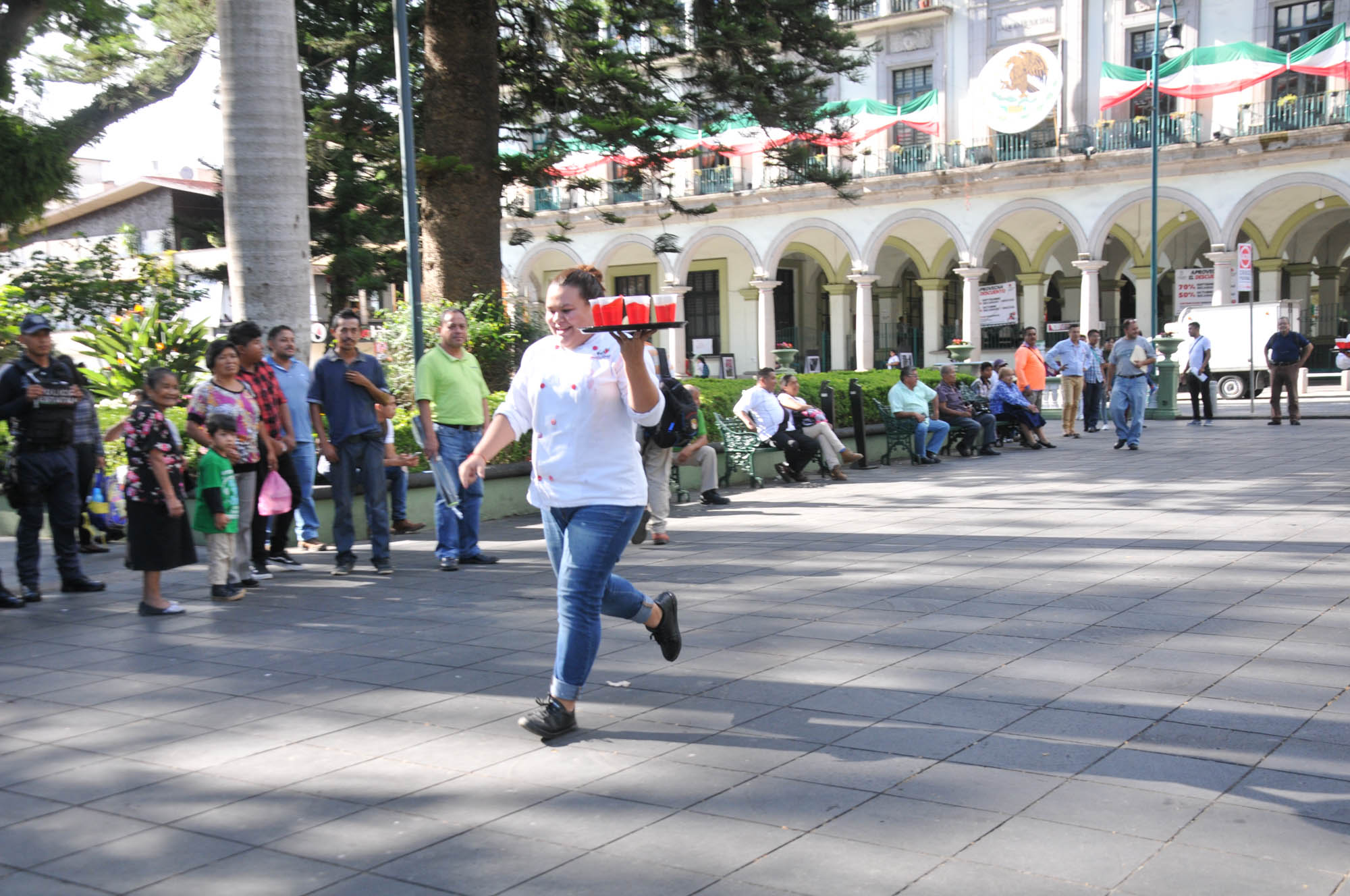 Efectúan la tradicional Carrera de Meseros en Parque Juárez de Xalapa