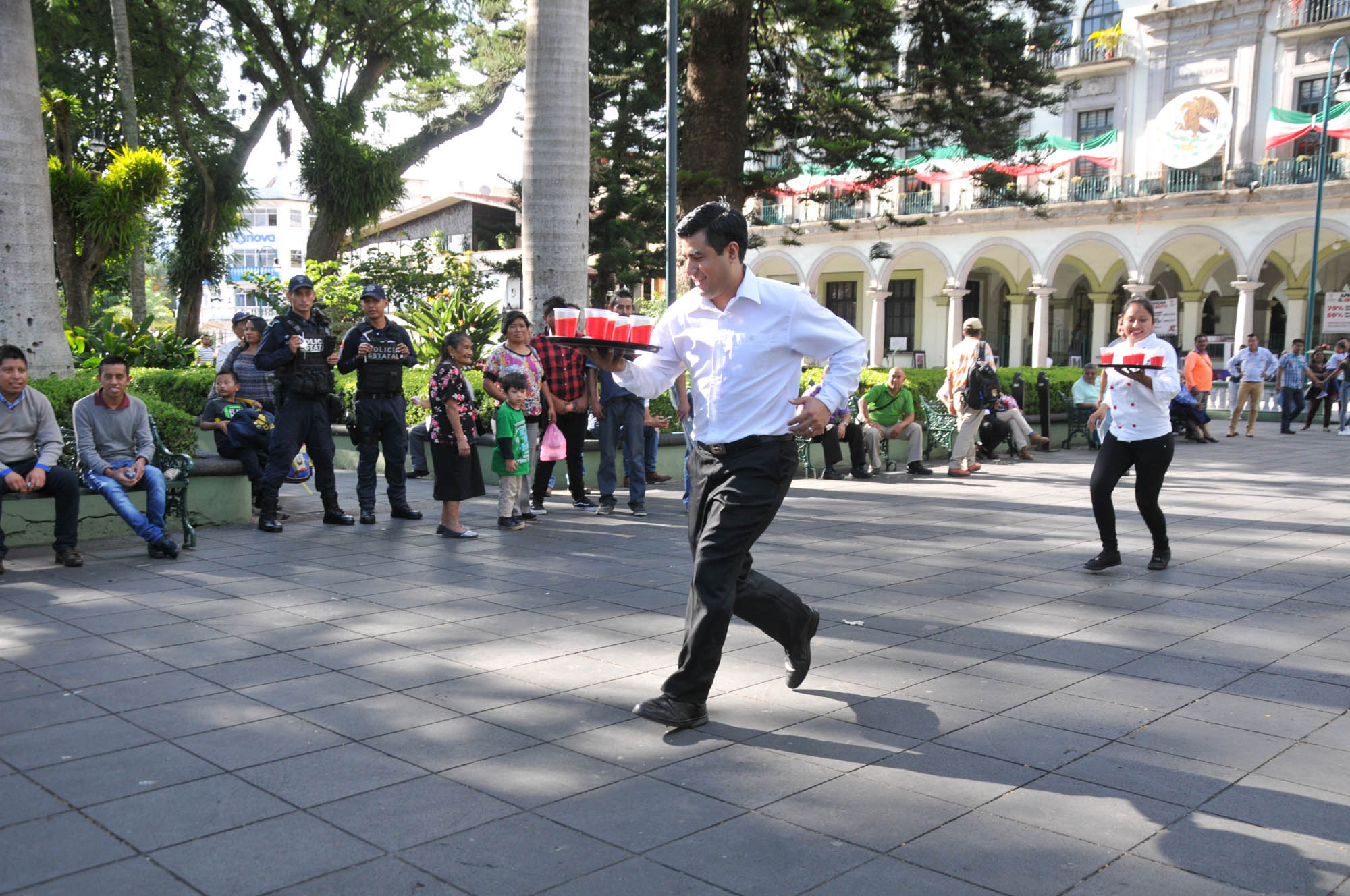 Efectúan la tradicional Carrera de Meseros en Parque Juárez de Xalapa