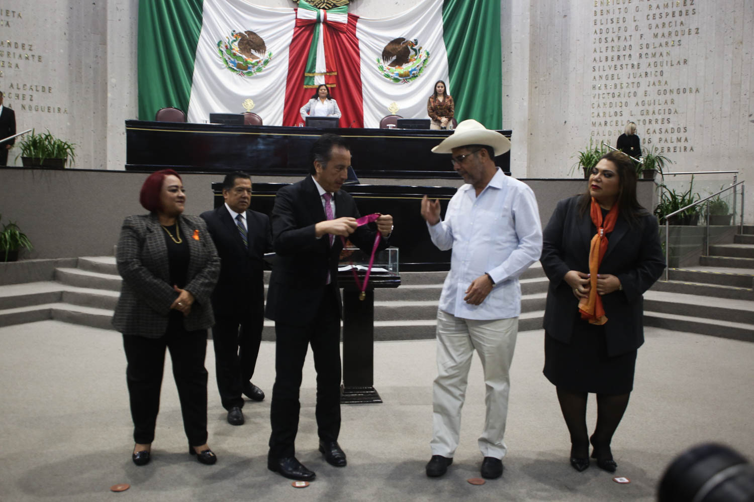 Entrega medalla y diploma "Adolfo Ruíz Cortines", al ciudadano Adolfo Ruíz Cortines