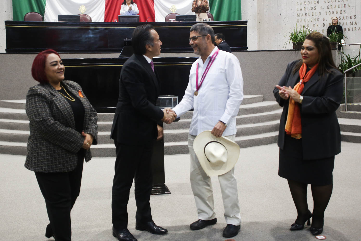 Entrega medalla y diploma "Adolfo Ruíz Cortines", al ciudadano Adolfo Ruíz Cortines