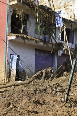 3 personas fallecidas por derrumbe ocurrido anoche en colonia de Xalapa