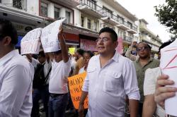 Jóvenes marchan en calles de ciudad a favor de la Cuarta Transformación