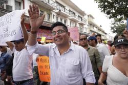 Jóvenes marchan en calles de ciudad a favor de la Cuarta Transformación