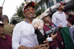 Jóvenes marchan en calles de ciudad a favor de la Cuarta Transformación