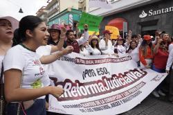 Jóvenes marchan en calles de ciudad a favor de la Cuarta Transformación