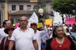 Jóvenes marchan en calles de ciudad a favor de la Cuarta Transformación