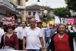 Jóvenes marchan en calles de ciudad a favor de la Cuarta Transformación