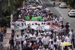 Jóvenes marchan en calles de ciudad a favor de la Cuarta Transformación