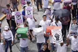 Jóvenes marchan en calles de ciudad a favor de la Cuarta Transformación