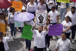 Jóvenes marchan en calles de ciudad a favor de la Cuarta Transformación