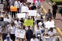 Jóvenes marchan en calles de ciudad a favor de la Cuarta Transformación