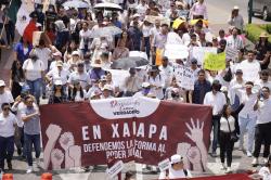 Jóvenes marchan en calles de ciudad a favor de la Cuarta Transformación