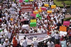 Jóvenes marchan en calles de ciudad a favor de la Cuarta Transformación