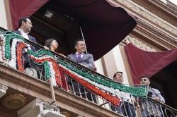 Jóvenes marchan en calles de ciudad a favor de la Cuarta Transformación