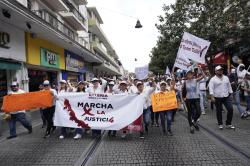 Jóvenes marchan en calles de ciudad a favor de la Cuarta Transformación