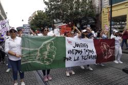 Jóvenes marchan en calles de ciudad a favor de la Cuarta Transformación