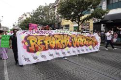 Jóvenes marchan en calles de ciudad a favor de la Cuarta Transformación