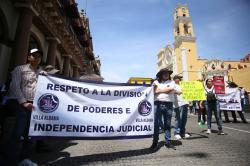 Trabajadores del PJF de Xalapa mantienen resistencia contra reforma judicial, marcha por calles de esta capital