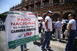 Trabajadores del PJF de Xalapa mantienen resistencia contra reforma judicial, marcha por calles de esta capital